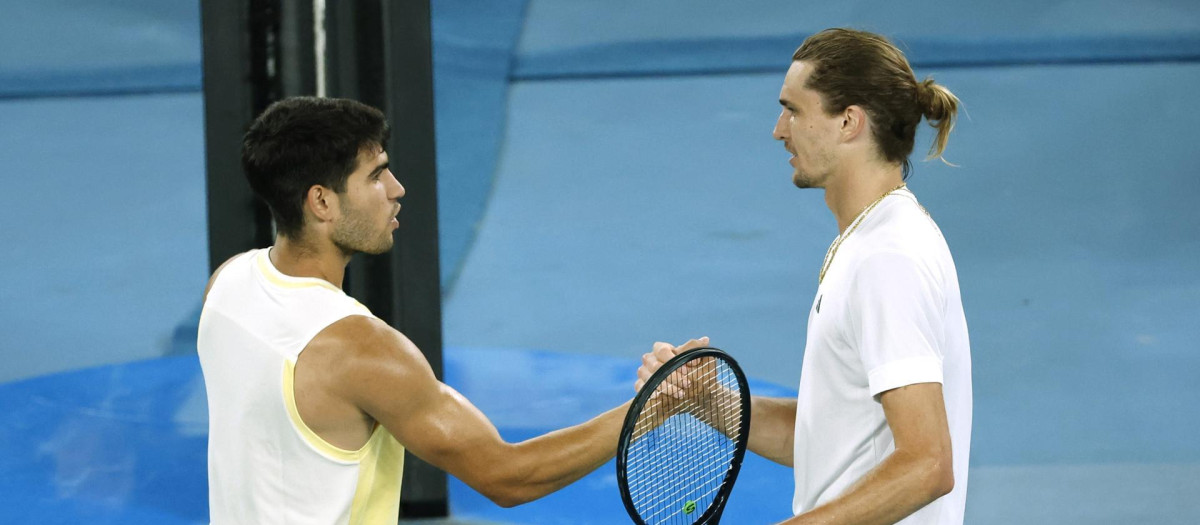 Alcaraz se saluda con Zverev tras su eliminación