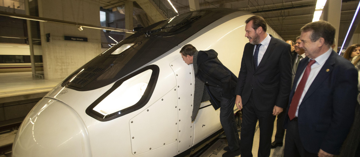 Óscar Puente y Abel Caballero, en el viaje de prueba del AVE a Vigo
