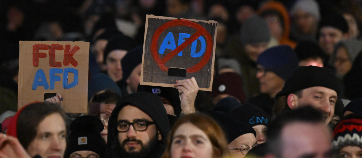Pancartas contra el partido AfD en una manifestación en Essen, Alemania
