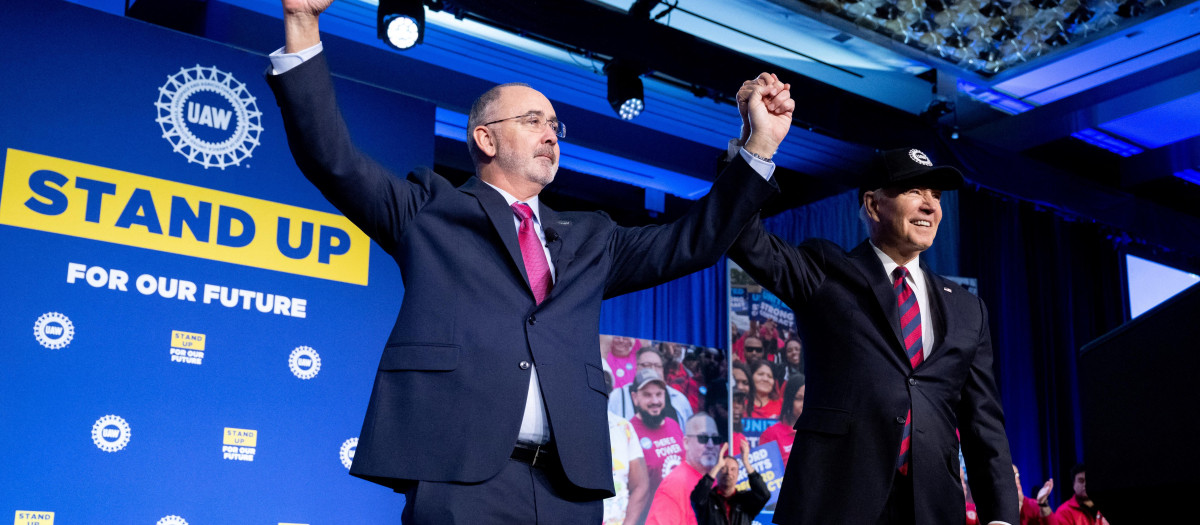 Joe Biden junto a Shawn Fain, presidente del sindicato United Auto Workers (UAW)