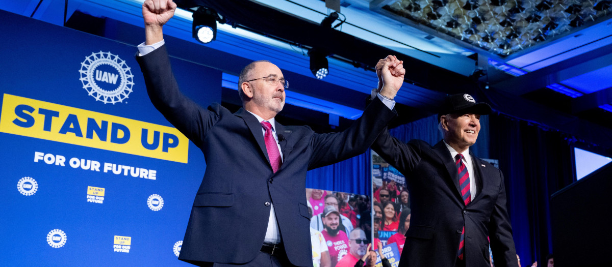 Joe Biden junto a Shawn Fain, presidente del sindicato United Auto Workers (UAW)