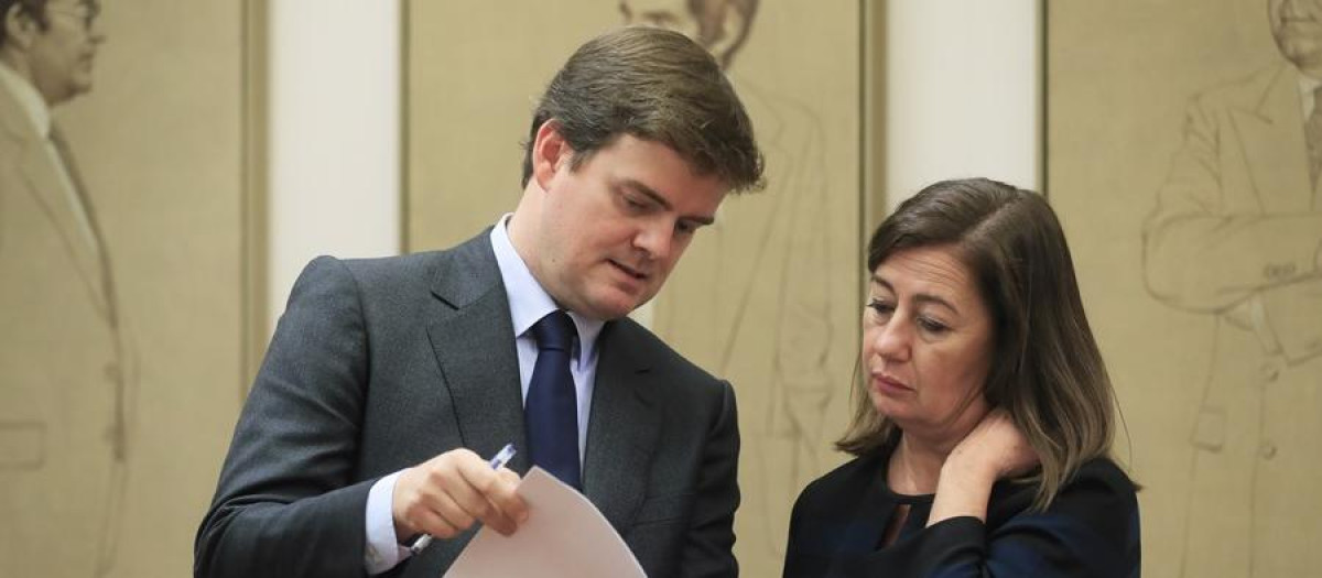 La presidenta del Congreso, Francina Armengol, junto al letrado mayor, Fernando Galindo