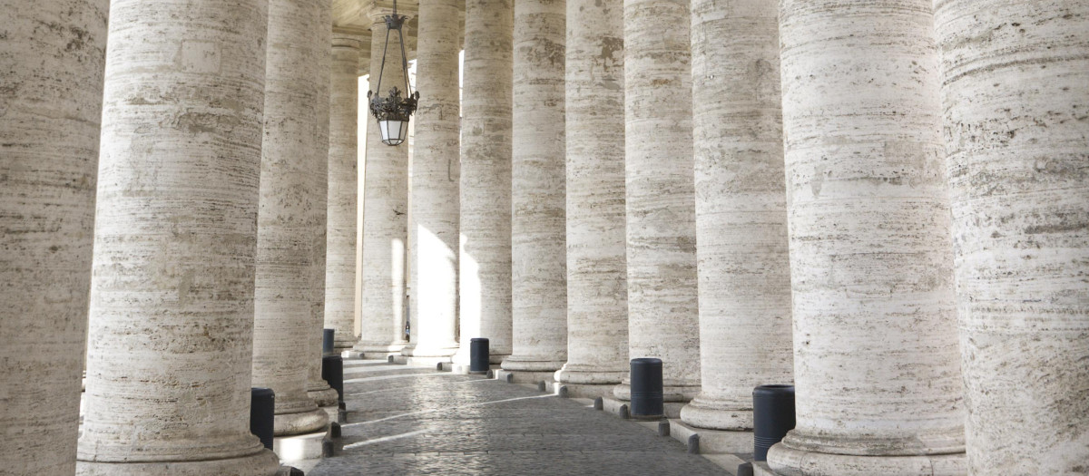 Pasillo bajo la columnata de Bernini