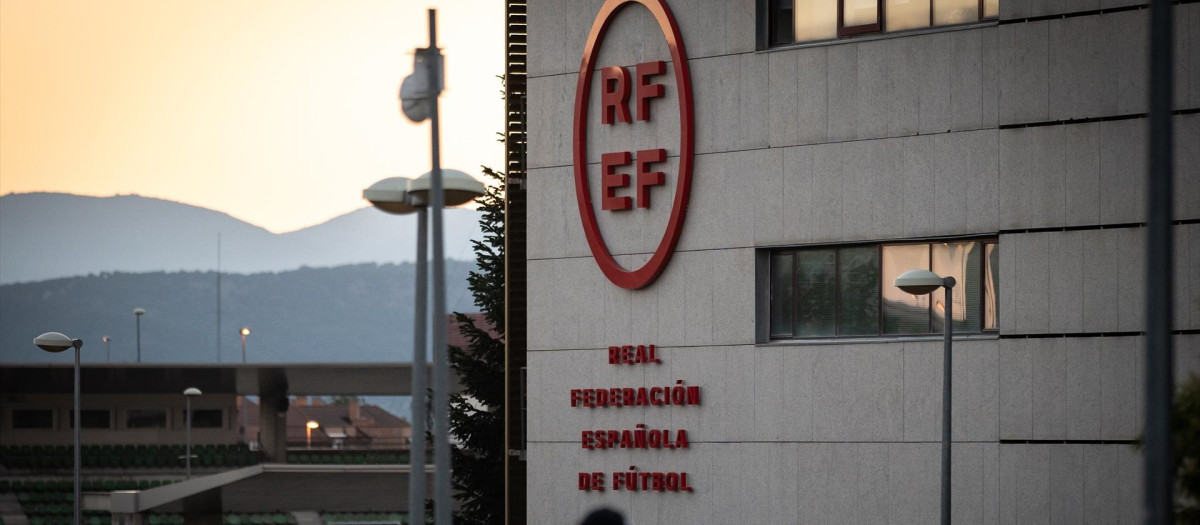Fachada de la sede de la Real Federación Española de Fútbol (RFEF)