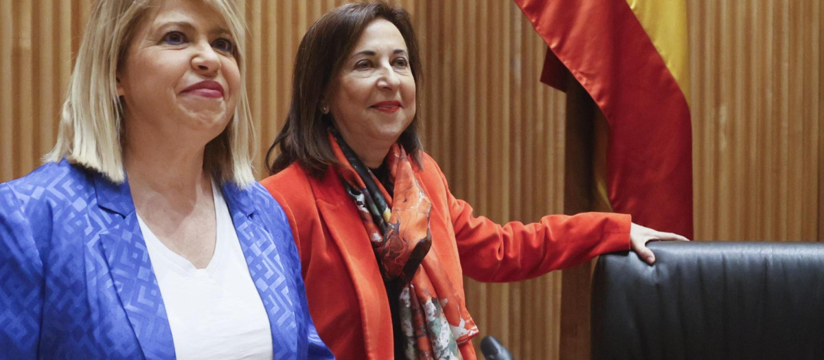 La ministra de Defensa, Margarita Robles, conversa con la diputada y vicepresidenta primera de la Comisión, María Carmen Sánchez, antes de comparecer en la sesión extraordinaria de la Comisión de Defensa para informar sobre las líneas generales de la política de su departamento y sobre las operaciones en el exterior. EFE/ Fernando Alvarado