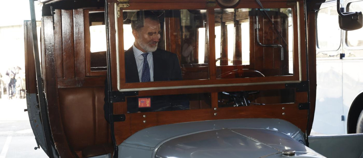 El Rey, en uno de los primeros autobuses de la empresa ALSA, que celebra su centenario