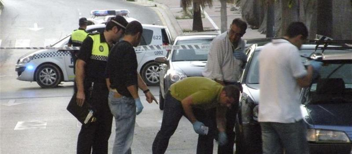 Policías de la Unidad Científica inspeccionando el lugar de un tiroteo