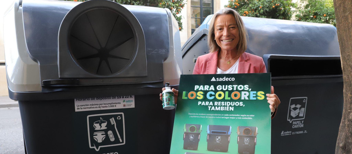 Isabel Albás con el nuevo contenedor, a la izquierda