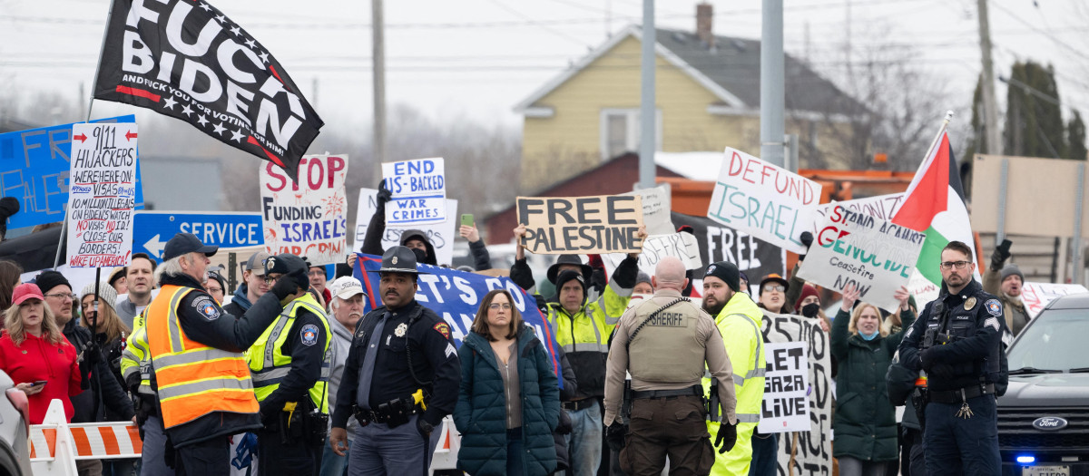 Decenas de personas se manifiestan por el fin de la guerra en Gaza afuera de un acto de campaña de Joe Biden