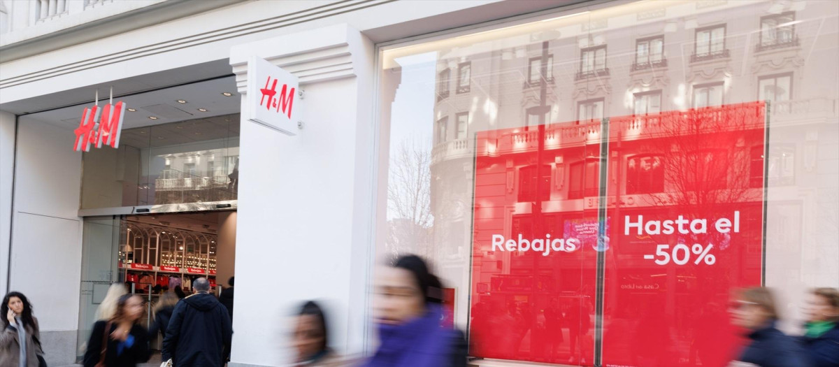 Varias personas caminan frente a una tienda de H&M.
