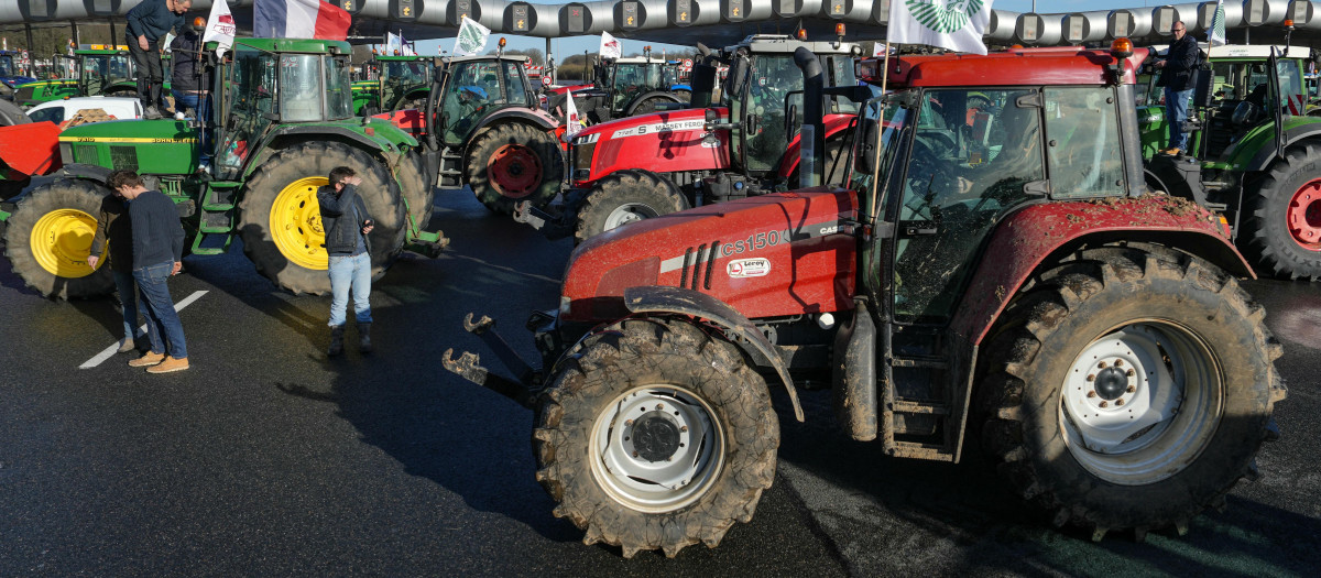 Tractores de los agricultores franceses bloquean autovías en toda Francia