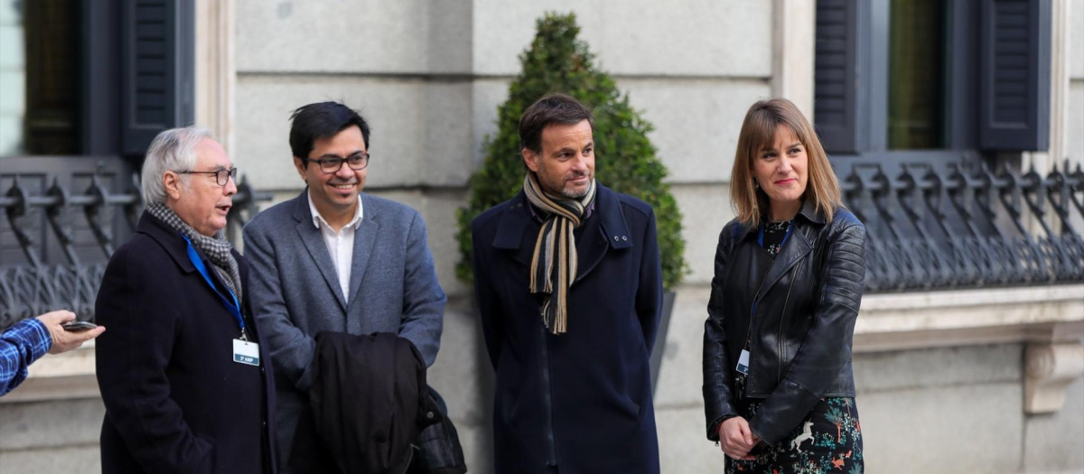En el centro, Gerardo Pisarello y Jaume Asens, dos de los dirigentes de Sumar contra los que se ha interpuesto una querella