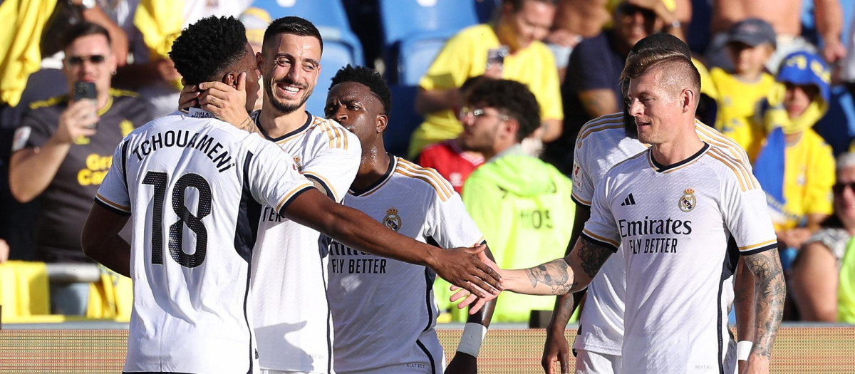 El saludo entre Kroos (asistente) y Tchouaméni (anotador) tras el gol de la victoria del Real Madrid en Las Palmas