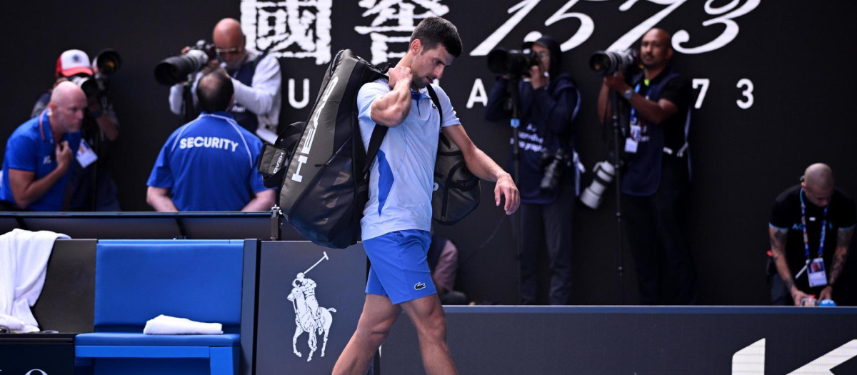 Novak Djokovic abandona pensativo la Rod Laver Arena tras perder la semifinal ante Sinner