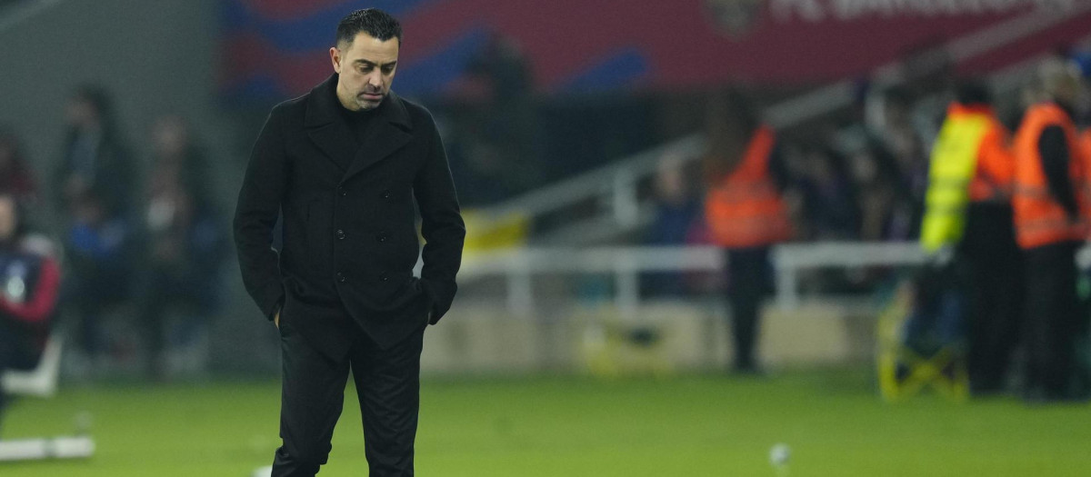 Xavi Hernández, cabizbajo, tras caer ante el Villarreal este sábado
