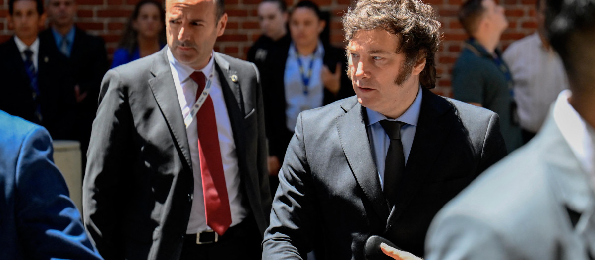 El presidente de Argentina, Javier Milei, sale del Museo del Holocausto