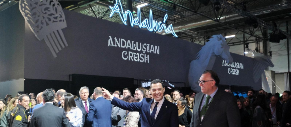 El presidente de la Junta de Andalucía, Juanma Moreno, en stand de Fitur