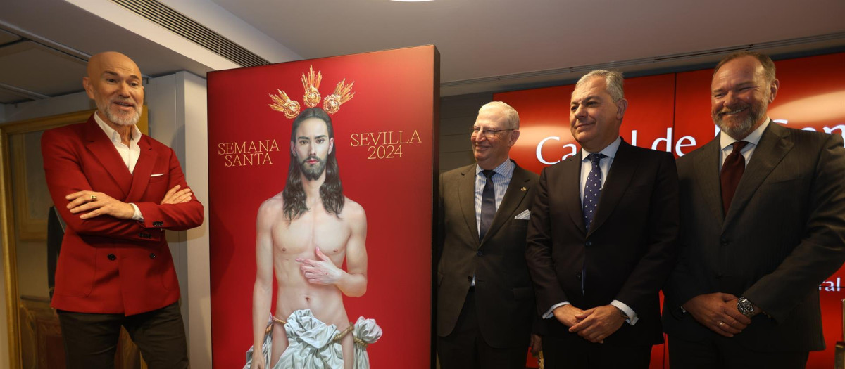 Salustiano García posa junto al cartel acompañado del alcalde de Sevilla, José Luis Sanz, entre otras autoridades