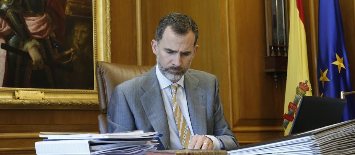 El Rey, en su despacho del Palacio de La Zarzuela