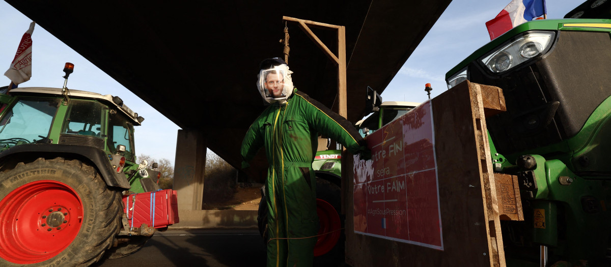Ni Macron ni su gobierno han prestado mayor atención al acto, a diferencia de lo que ocurrió en España con la piñata de Nochevieja que representaba a Sánchez, que terminó en la Fiscalía