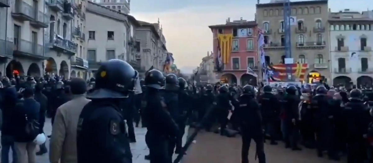 La violencia callejera de los CDR que sufrió Vox en Cataluña: piedras huevos y asaltos a vehículos