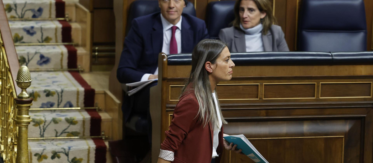 Míriam Nogueras (Junts) pasa frente a Pedro Sánchez y Teresa Ribera