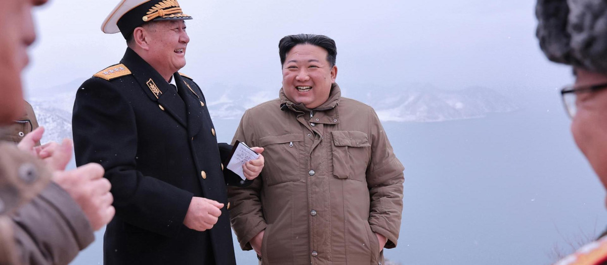 Kim Jong-un, presencia una prueba de lanzamiento de misiles