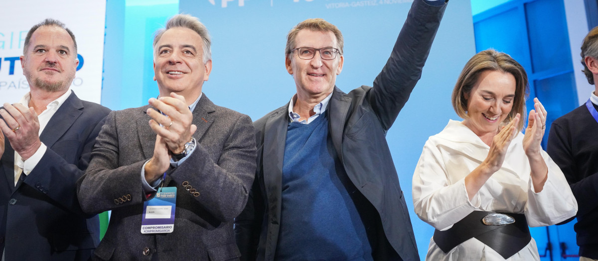 El nuevo presidente del PP vasco, Javier de Andrés, y el presidente del Partido Popular, Alberto Núñez Feijóo