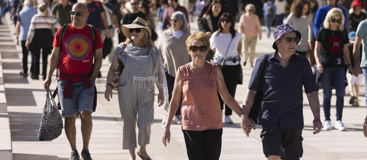 Las altas temperaturas, que este sábado han dejado más de 21 grados en la ciudad de Málaga, han animado a residentes y turistas a ir a la playa