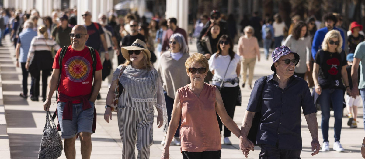 Las altas temperaturas, que este sábado han dejado más de 21 grados en la ciudad de Málaga, han animado a residentes y turistas a ir a la playa
