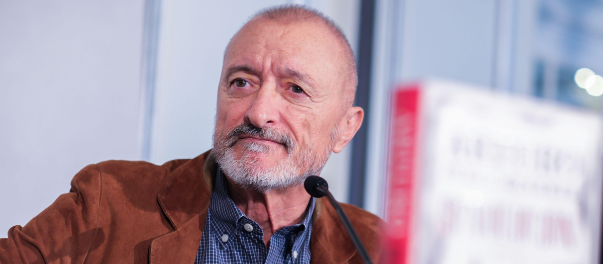Arturo Pérez-Reverte, en una de sus firmas de libros