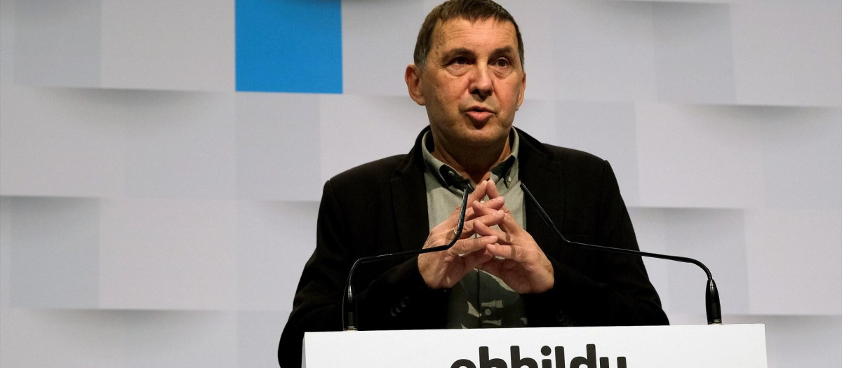 Arnaldo Otegi en una rueda de prensa