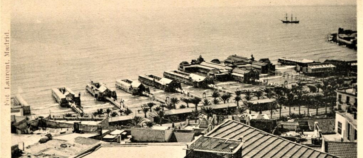 Vista general de los baños del Postiguet a principios del siglo XX