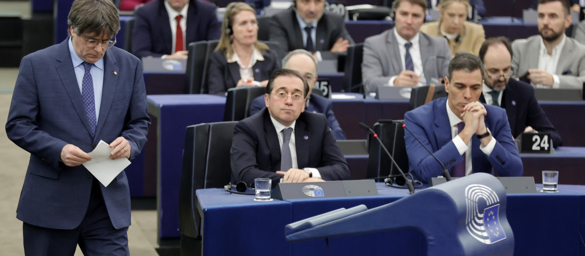 El expresidente catalán Carles Puigdemont pasa junto al presidente del Gobierno, Pedro Sánchez, y el ministro de Exteriores, José Manuel Albares, antes de tomar la palabra en el Parlamento Europeo en Estrasburgo