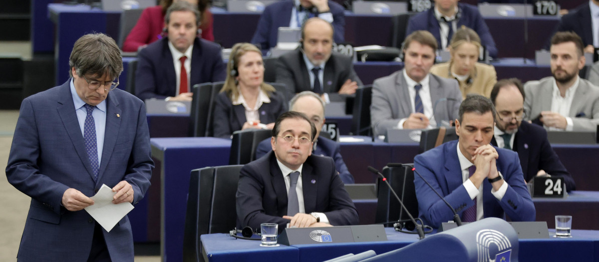 El expresidente catalán Carles Puigdemont pasa junto al presidente del Gobierno, Pedro Sánchez, y el ministro de Exteriores, José Manuel Albares, antes de tomar la palabra en el Parlamento Europeo en Estrasburgo