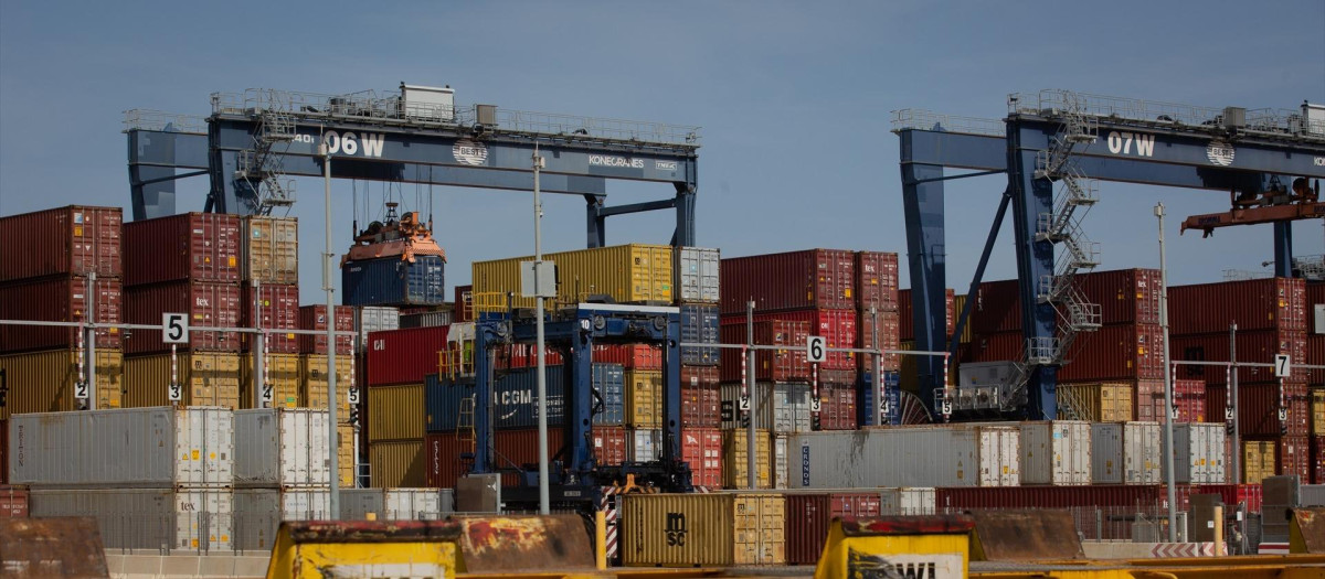 Contenedores de mercancías en el muelle de descarga del Puerto de Barcelona.