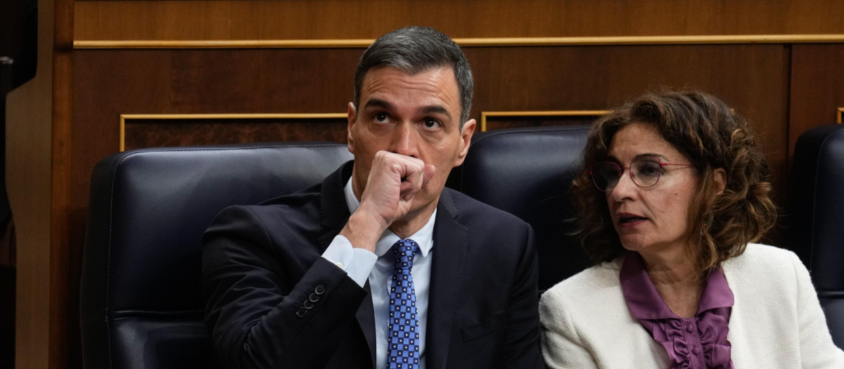 Pedro Sánchez y María Jesús Montero siguiendo la votación del martes