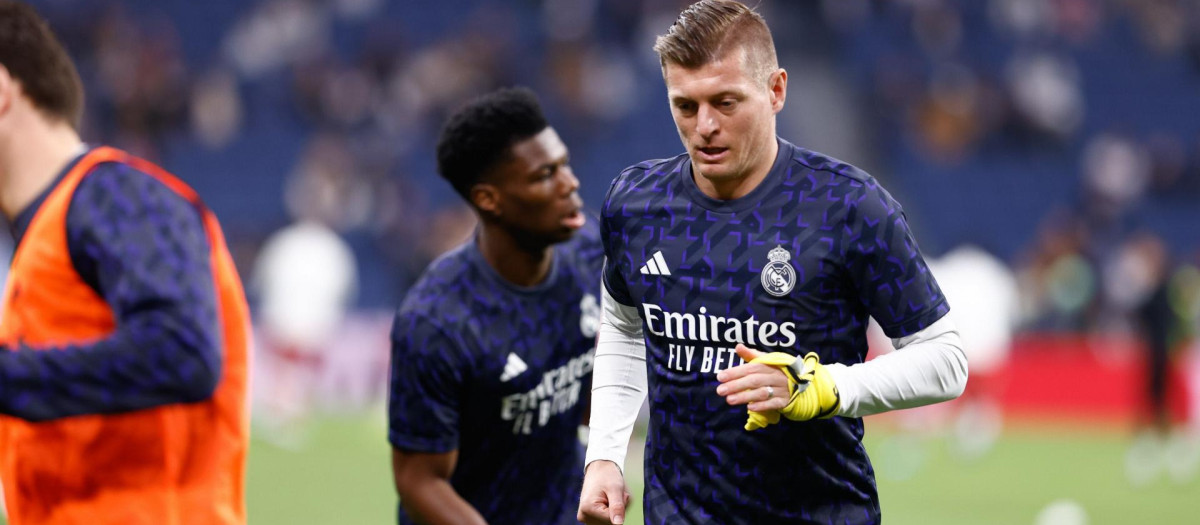 Kroos, en primer plano, con Tchouaméni detrás en un calentamiento