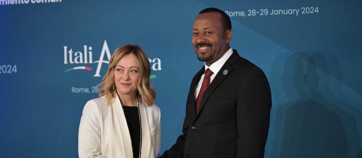 La Primera Ministra italiana, Giorgia Meloni, da la bienvenida al Primer Ministro etíope, Abiy Ahmed Ali, a su llegada a la conferencia internacional Italia-África