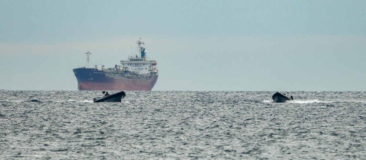 Persecución de una narcolancha en aguas del Estrecho