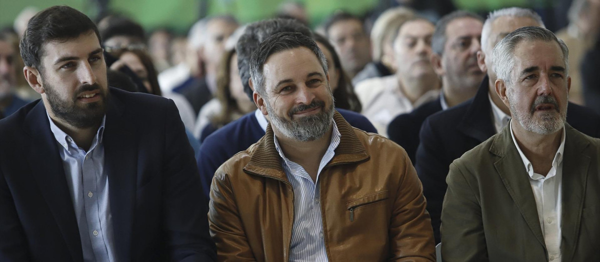 El presidente de Vox en Murcia, José Ángel Antelo, el líder de Vox Santiago Abascal y el candidato a la Xunta, Álvaro Díaz-Mella