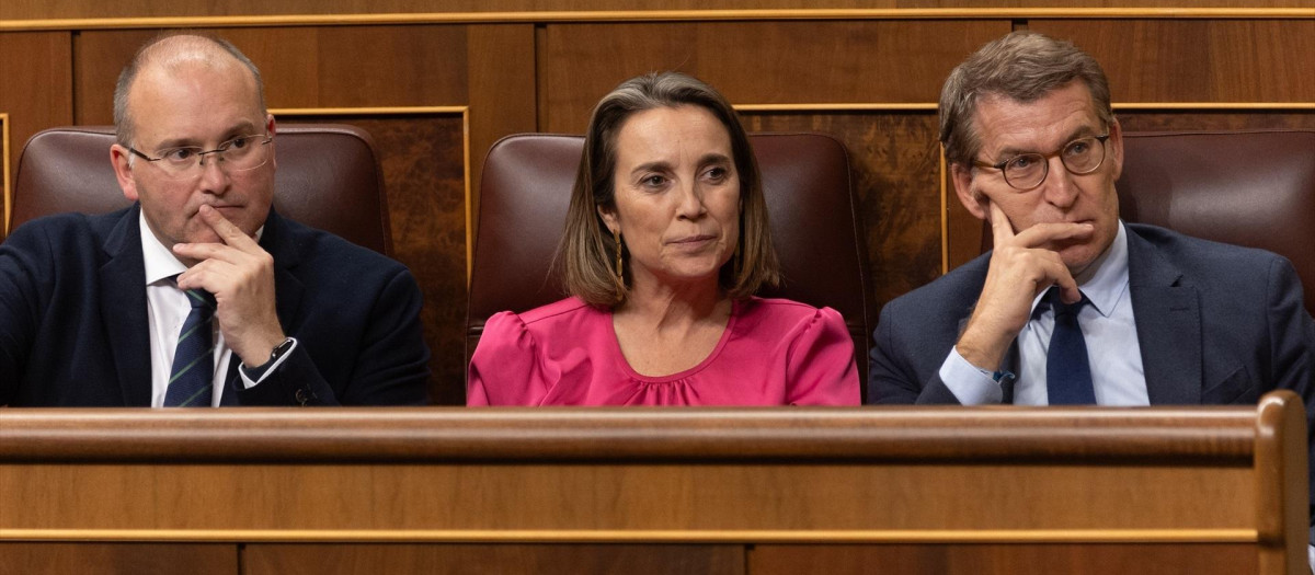 (I-D) El portavoz del PP en el Congreso, Miguel Tellado; la secretaria general del PP, Cuca Gamarra, y el presidente del Partido Popular, Alberto Núñez Feijóo, durante una sesión plenaria, en el Congreso de los Diputados, a 5 de diciembre de 2023, en Madrid (España).  El Pleno del Congreso de los Diputados acoge hoy la comparecencia de Albares sobre la situación en Gaza, Israel y Oriente Medio, en plena crisis diplomática con Israel, después de que el Gobierno israelí llamase a consultas a su embajadora en Madrid, Rodica Radian-Gordon, por las declaraciones del presidente del Gobierno sobre la ofensiva en Gaza.
05 DICIEMBRE 2023;MADRID;CONGRESO;CRISIS DIPLOMÁTICA;ISRAEL
Eduardo Parra / Europa Press
(Foto de ARCHIVO)
05/12/2023