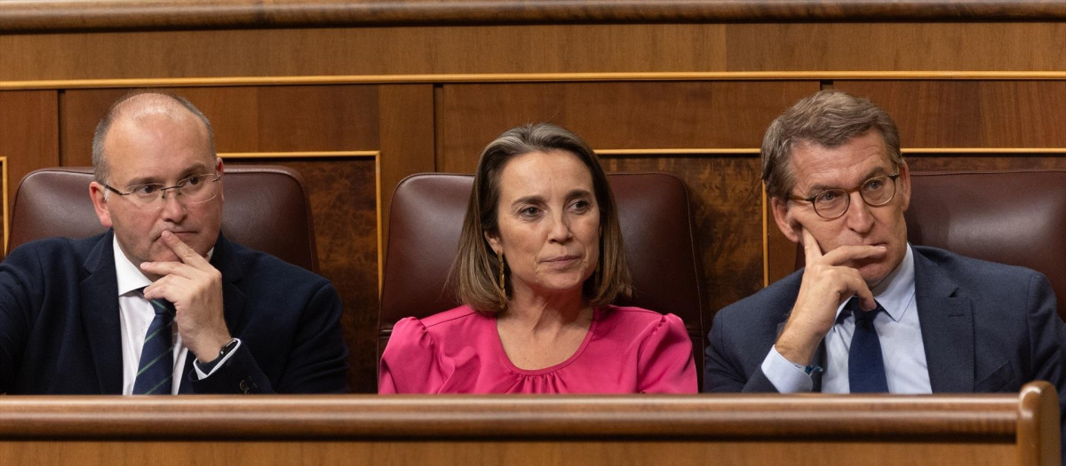 (I-D) El portavoz del PP en el Congreso, Miguel Tellado; la secretaria general del PP, Cuca Gamarra, y el presidente del Partido Popular, Alberto Núñez Feijóo, durante una sesión plenaria, en el Congreso de los Diputados, a 5 de diciembre de 2023, en Madrid (España).  El Pleno del Congreso de los Diputados acoge hoy la comparecencia de Albares sobre la situación en Gaza, Israel y Oriente Medio, en plena crisis diplomática con Israel, después de que el Gobierno israelí llamase a consultas a su embajadora en Madrid, Rodica Radian-Gordon, por las declaraciones del presidente del Gobierno sobre la ofensiva en Gaza.
05 DICIEMBRE 2023;MADRID;CONGRESO;CRISIS DIPLOMÁTICA;ISRAEL
Eduardo Parra / Europa Press
(Foto de ARCHIVO)
05/12/2023