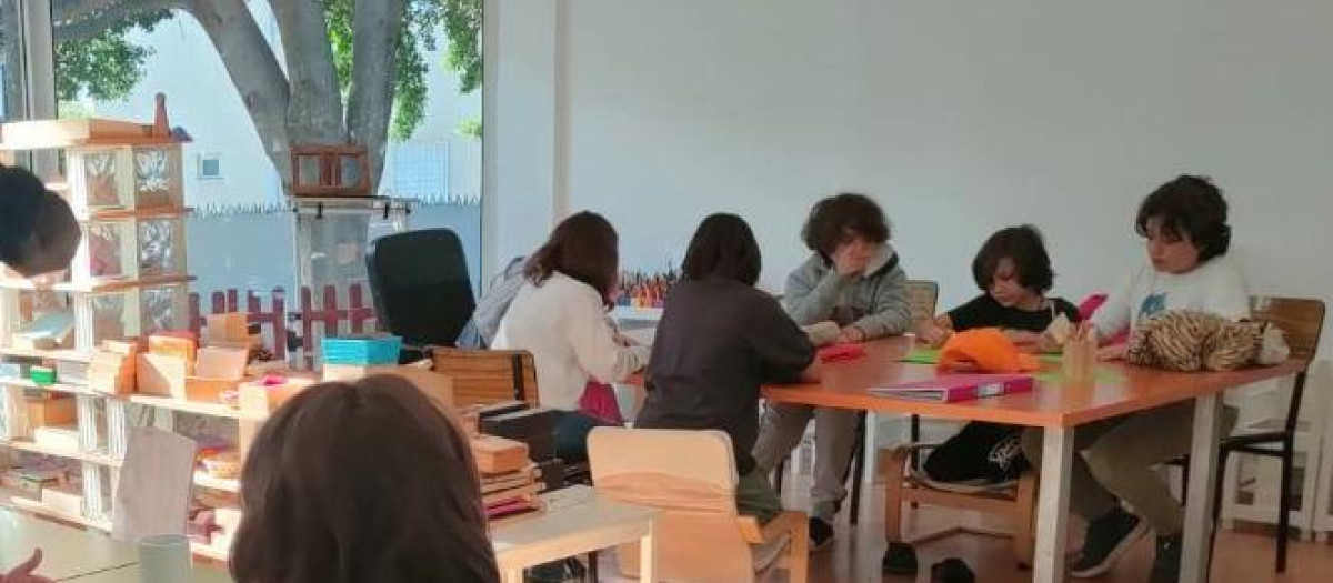 Este modelo educativo se caracteriza en poner énfasis en la actividad dirigida por el niño
