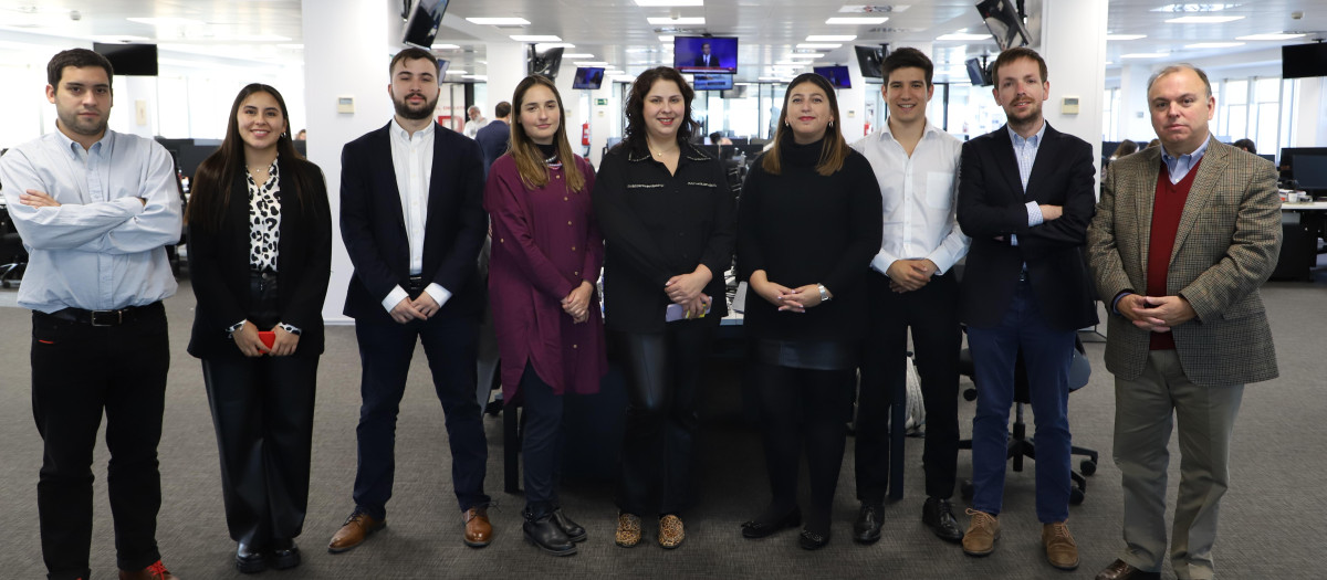Los periodistas chilenos durante su visita a la redacción de El Debate