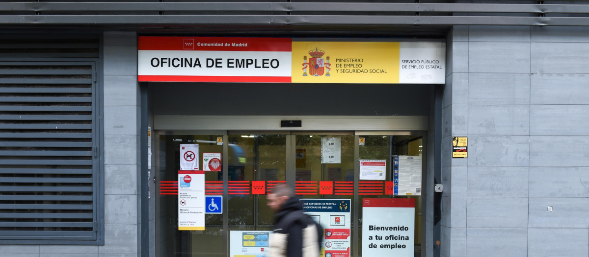 Una persona pasa al lado de una oficina del paro del Paseo de Acacias