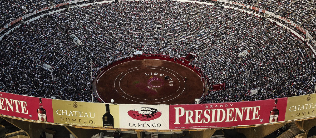 MEX7115. CIUDAD DE MÉXICO (MÉXICO), 28/01/2024.- Fotografía aérea de la Plaza de Toros México, durante una corrida hoy, en Ciudad de México (México). EFE/Isaac Esquivel