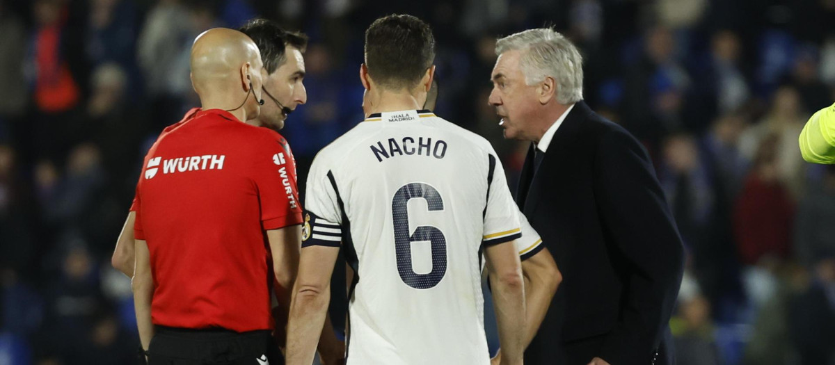 Carlo Ancelotti, en un momento de su protesta al árbitro De Burgos Bengoetxea