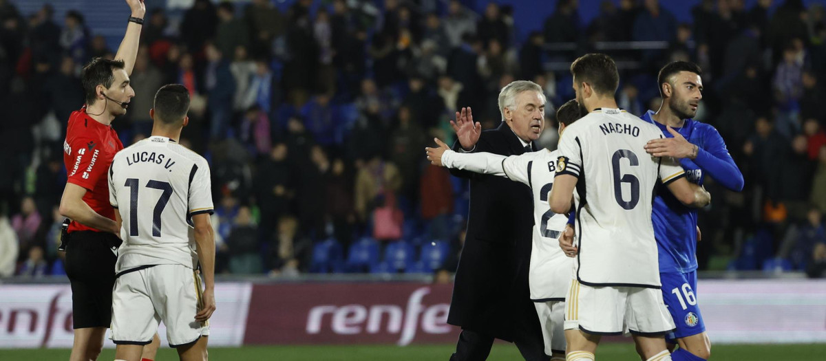 Carlo Ancelotti, en un momento de su protesta al árbitro De Burgos Bengoetxea