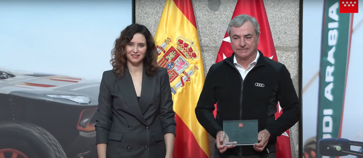 La presidenta de la Comunidad de Madrid, Isabel Díaz Ayuso y el piloto Carlos Sáinz